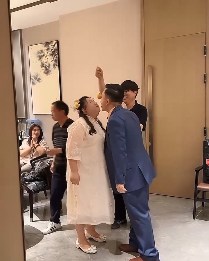 孔慶翔與太太接受好友們悉心安排的遊戲環節。
