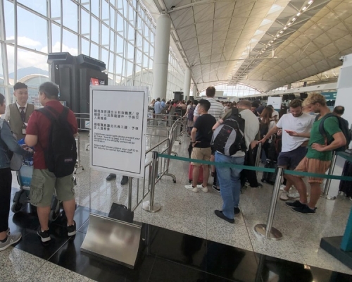 大批旅客排隊更改機票。林思明攝
