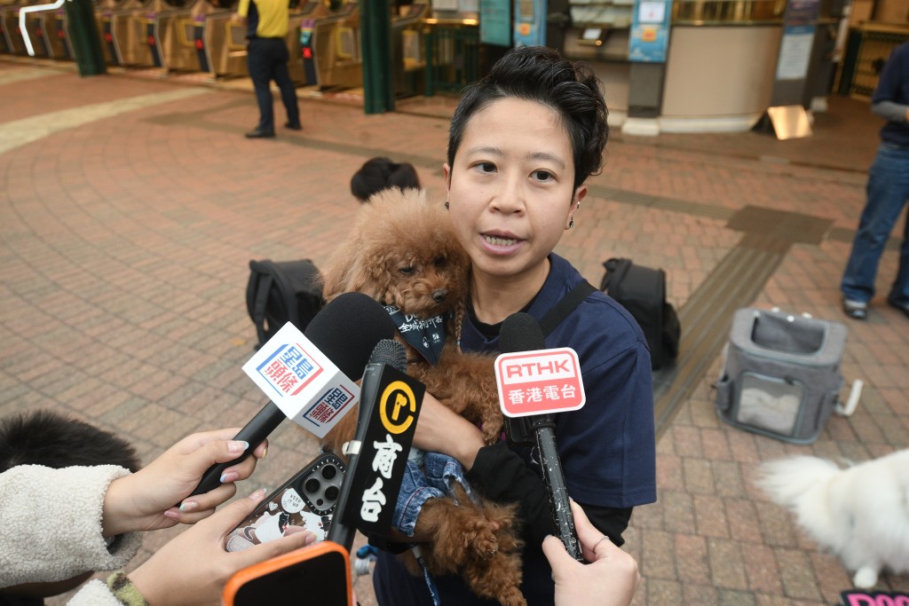 關小姐亦帶同今年8歲的狗仔冬冬到場,指今次能夠乘搭港鐵前往較遠地方,對狗狗而言是一個難得體驗。 關小姐亦帶同今年8歲的狗仔冬冬到場,指今次能夠乘搭港鐵前往較遠地方,對狗狗而言是一個難得體驗。
