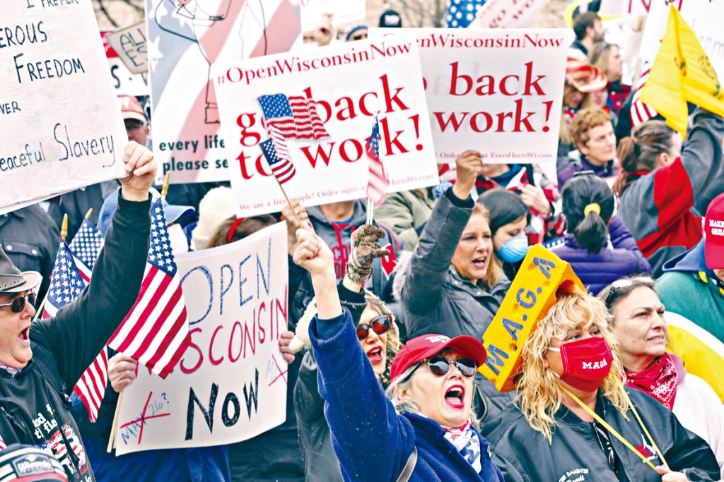 示威者上月在威州首府麥迪遜抗議延長居家令。