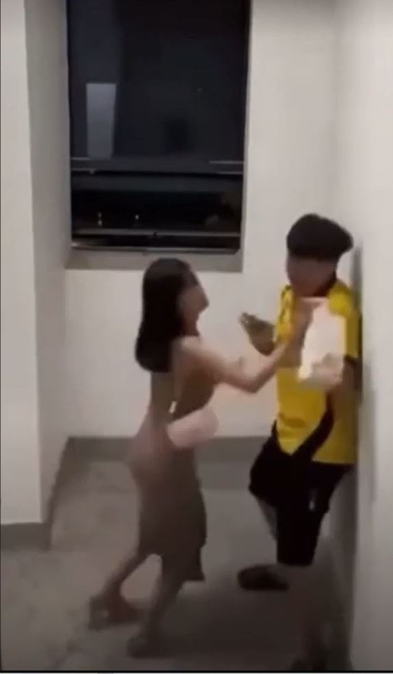 視頻中女子強推男「外賣員」索吻。