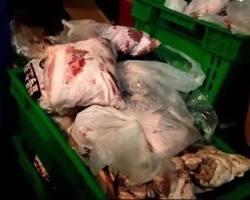濟南大潤發超市被揭隔夜發臭肉洗後再賣,變質爛肉灌香腸。