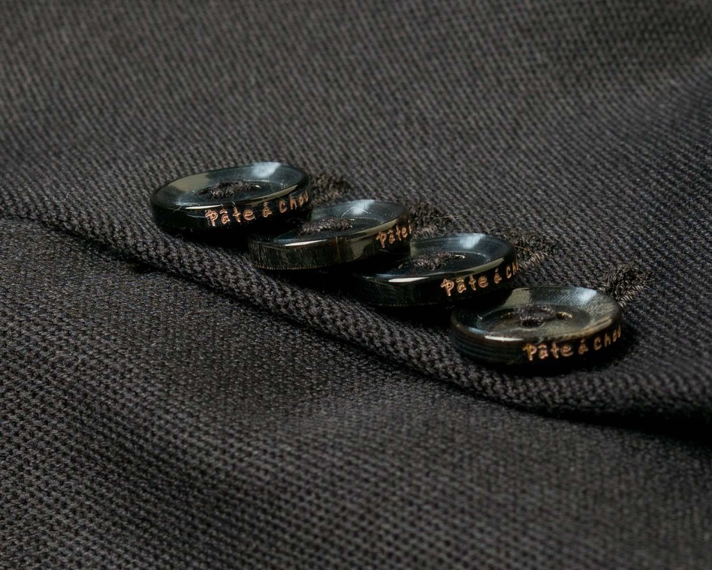 這個限量系列衣服上的每顆鈕扣,側面皆刻上Pâte à chou字樣。 這個限量系列衣服上的每顆鈕扣,側面皆刻上Pâte à chou字樣。