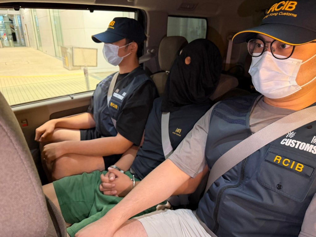 懷疑兩名收貨男子。曾志恆攝 懷疑兩名收貨男子。曾志恆攝