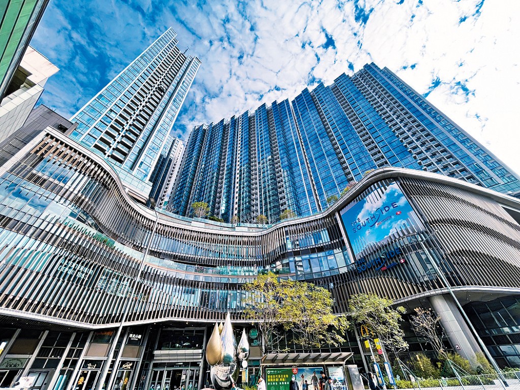 Blue Coast昨以4407.87万售出1伙高层4房单位,呎价34900元,成交价及呎价均刷新全系列新高。 Blue Coast昨以4407.87万售出1伙高层4房单位,呎价34900元,成交价及呎价均刷新全系列新高。