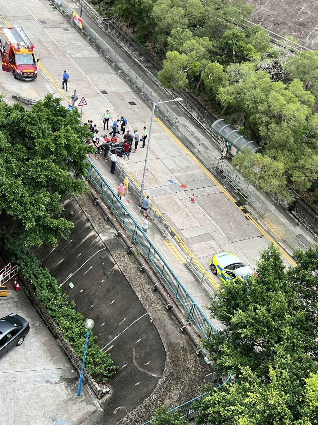 一輛電單車撞到一名過路的男童。網上圖片 一輛電單車撞到一名過路的男童。網上圖片