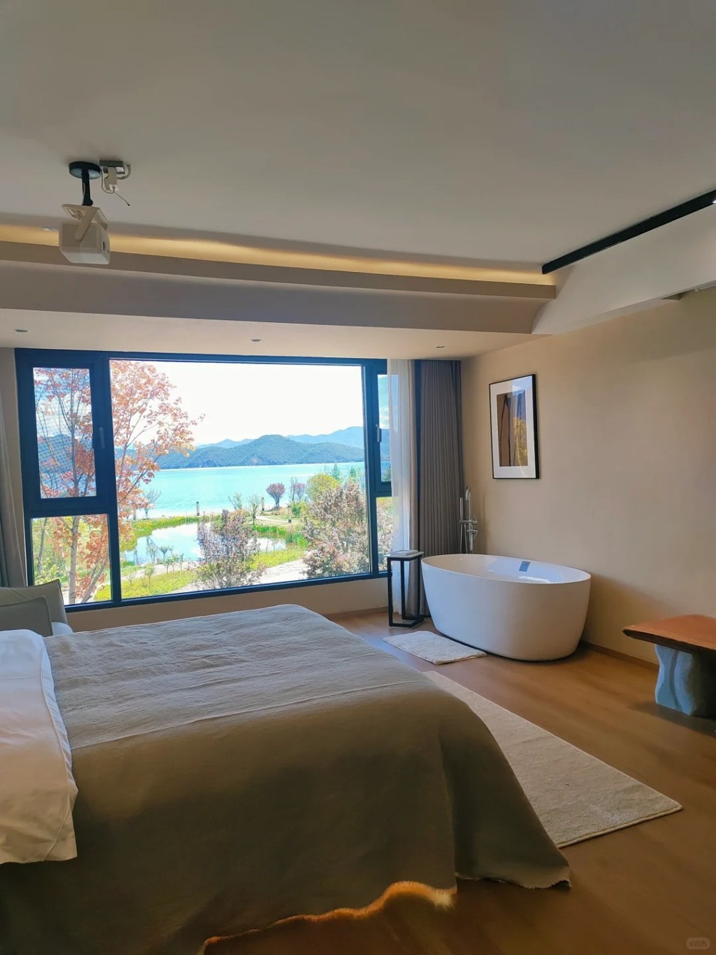 麗江瀘沽湖有女遊客被酒店員工刷卡闖入性侵。小紅書