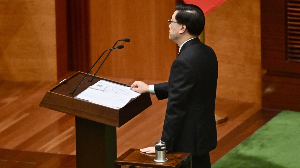 李家超於立法會監誓期間須扶茶几 旁邊放有拐杖 特首辦：坐骨神經痛