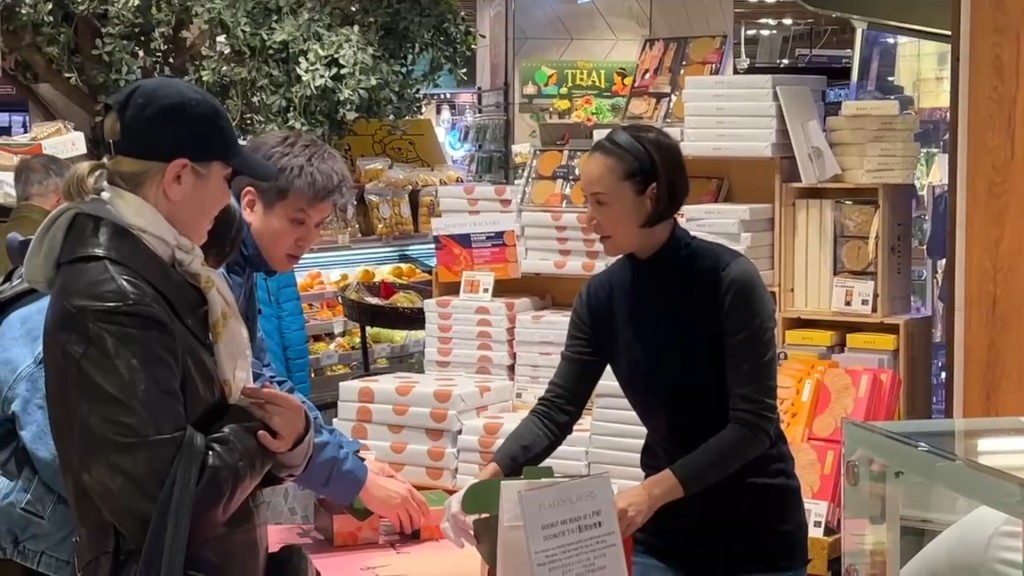 早前《星島頭條》捕獲Amanda S.現身中環自資的甜品pop-up store，更親力親為sell客。