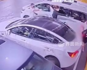 深色衫男與他身後的同黨俱揮刀指嚇事主。網片截圖