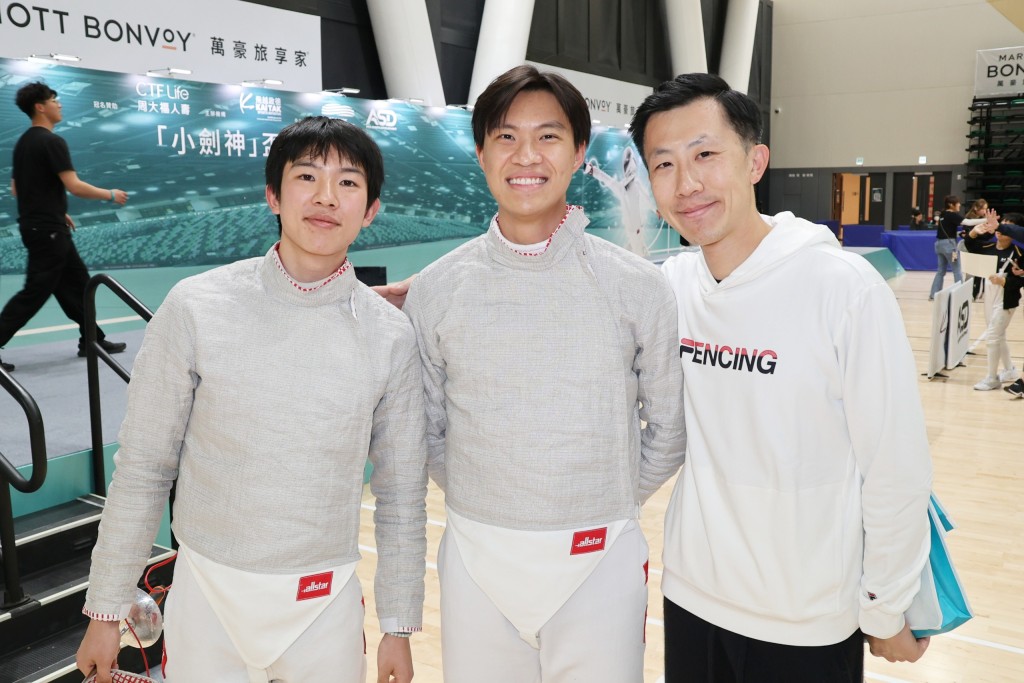 小劍神計劃總教練林衍聰(右)是何思朗(中)及陳樂熹(左)的大師兄，大家都為香港佩劍出一分力。徐嘉華攝