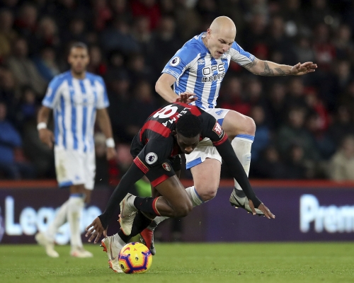 哈特斯菲爾德中場阿倫穆爾(右)最快明年二月才能復出。AP