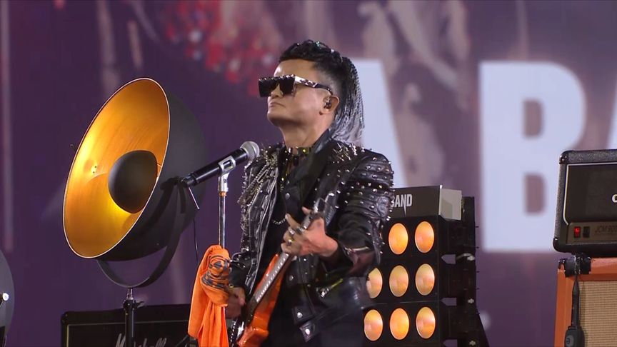 2019年9月10日，馬雲卸任阿里董事會主席，並舉辦一場演唱會，擔任吉他手演唱了一首《怒放的生命》驚艷眾人