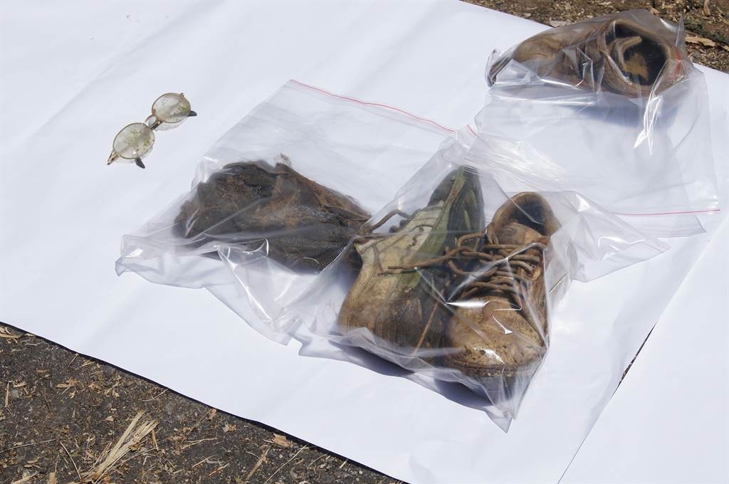 警方在花蓮縣吉安鄉的白雲山,尋獲到疑似劉志勤穿著的運動鞋。中時 警方在花蓮縣吉安鄉的白雲山,尋獲到疑似劉志勤穿著的運動鞋。中時