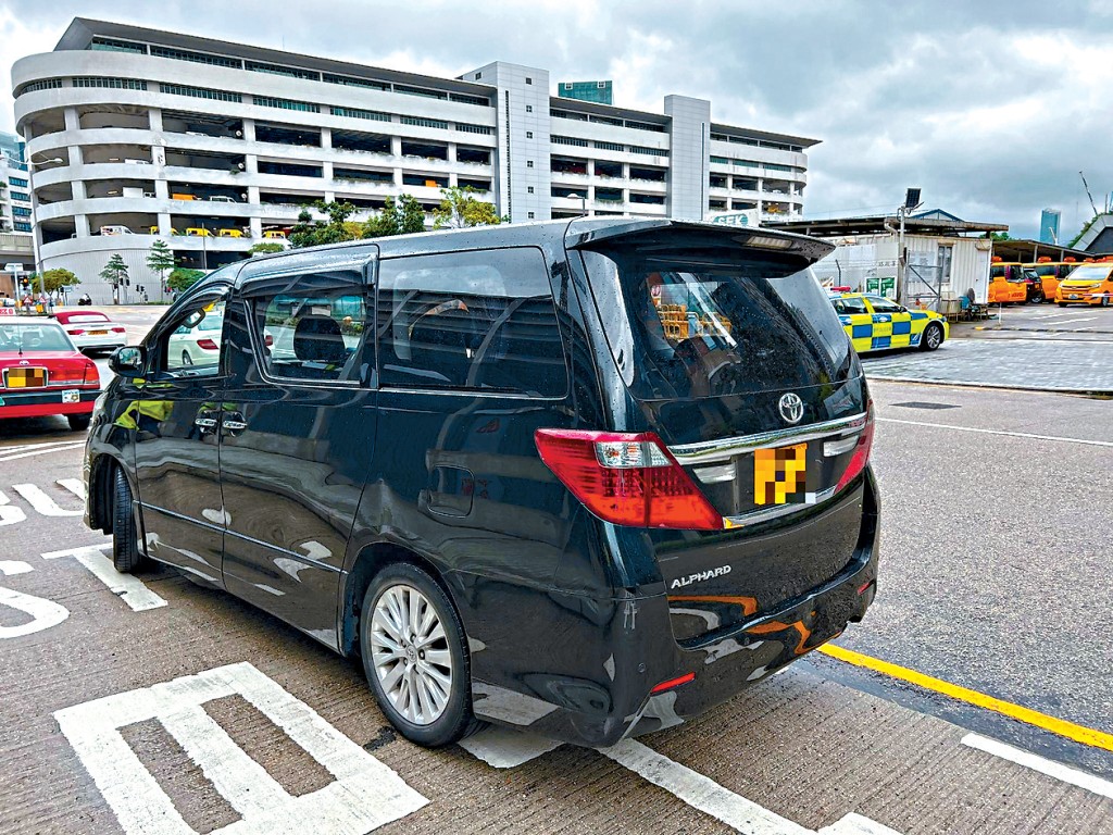 警方「放蛇」打擊白牌車，拘捕一名6旬男司機。