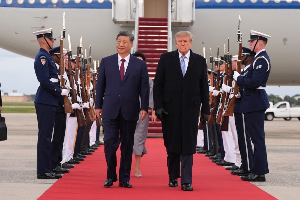 特朗普高规格亲迎习近平，却引发国内争议。美联社