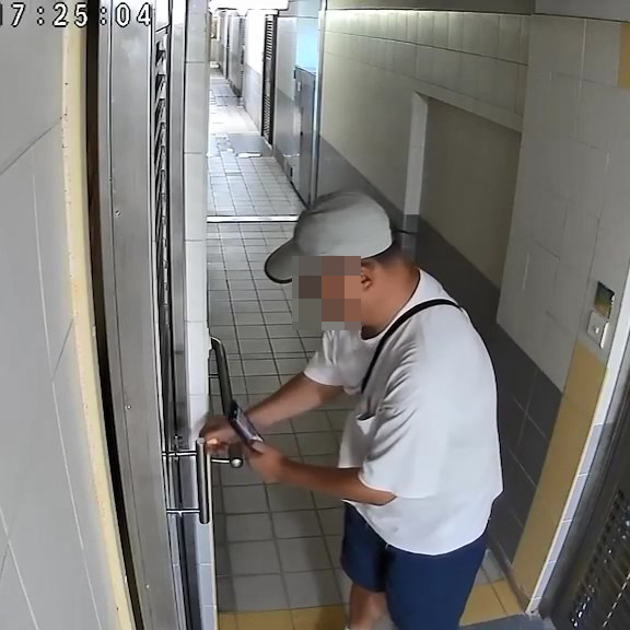 一名灰帽男疑為追債,以AA膠及牙籤塞公屋匙孔並手機錄影存證。網上片段截圖 一名灰帽男疑為追債,以AA膠及牙籤塞公屋匙孔並手機錄影存證。網上片段截圖