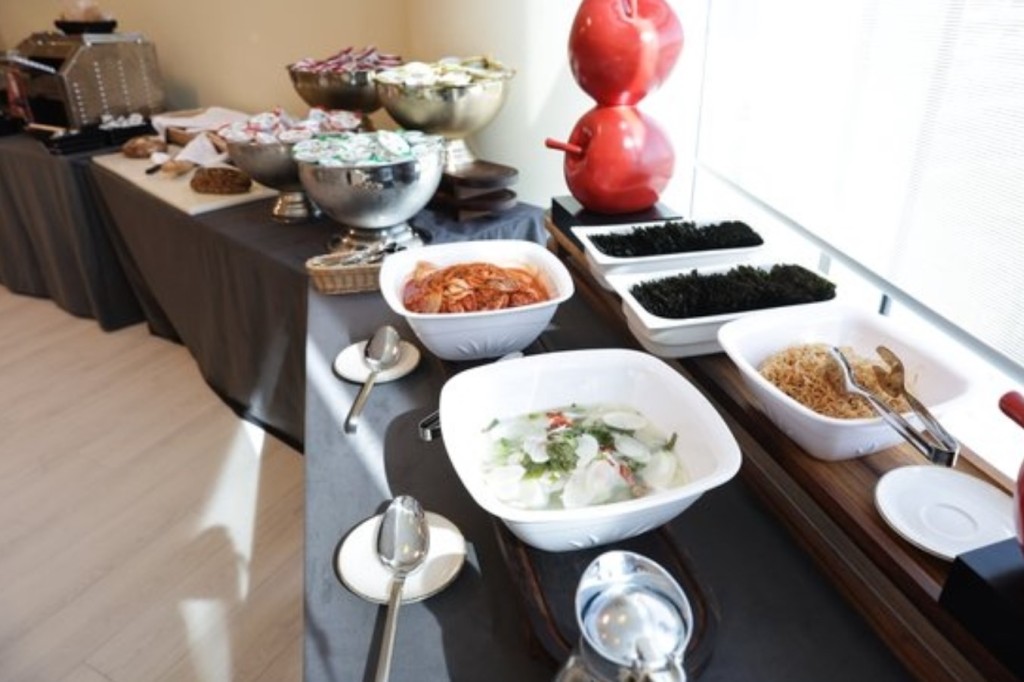 每餐均會提供泡菜、紫菜、炒魷魚等韓餐。南韓足總圖片