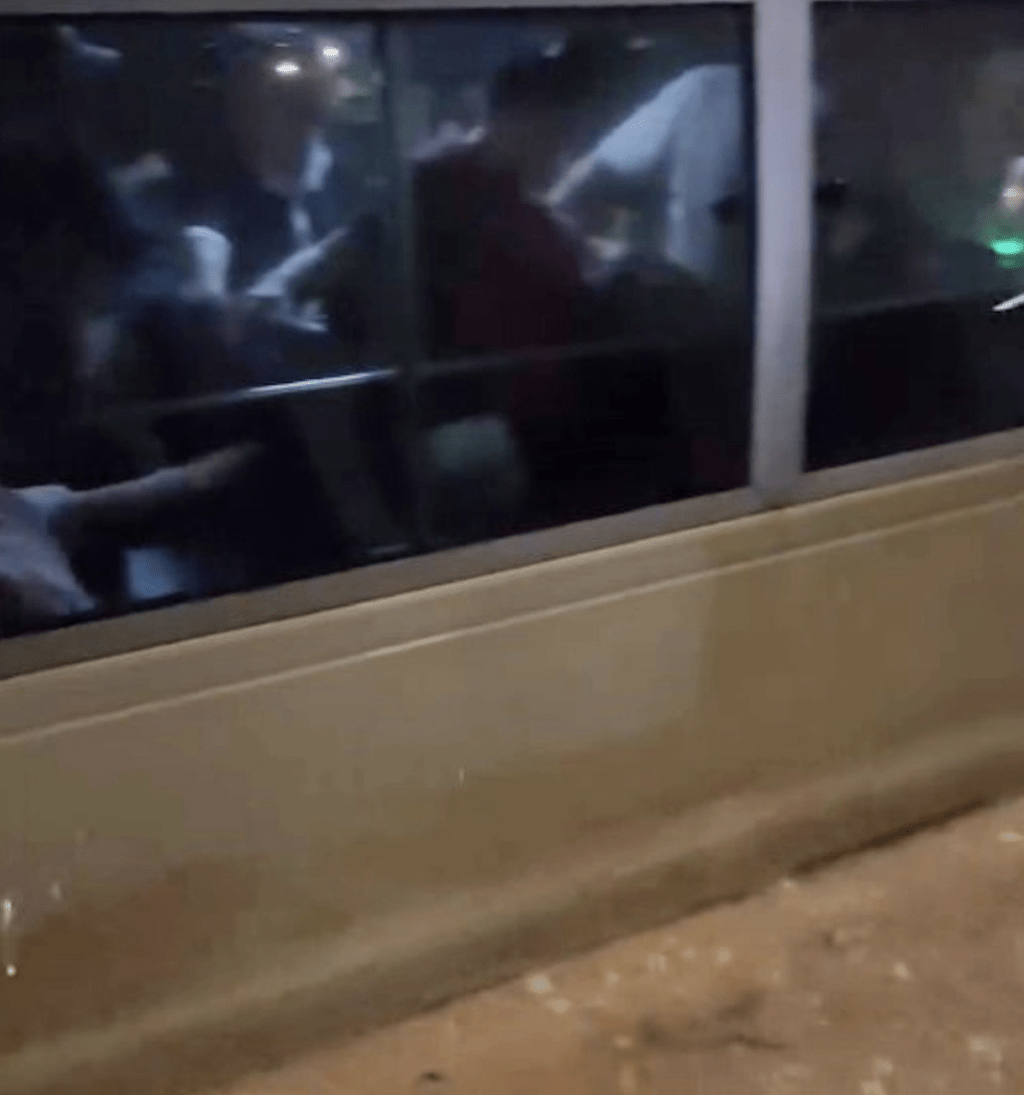 按目測，當時水位的高度浸過小巴的車胎，小巴上有多名乘客，有人按捺不住站了起身，觀察外面的情況。Thread@mhot_toys