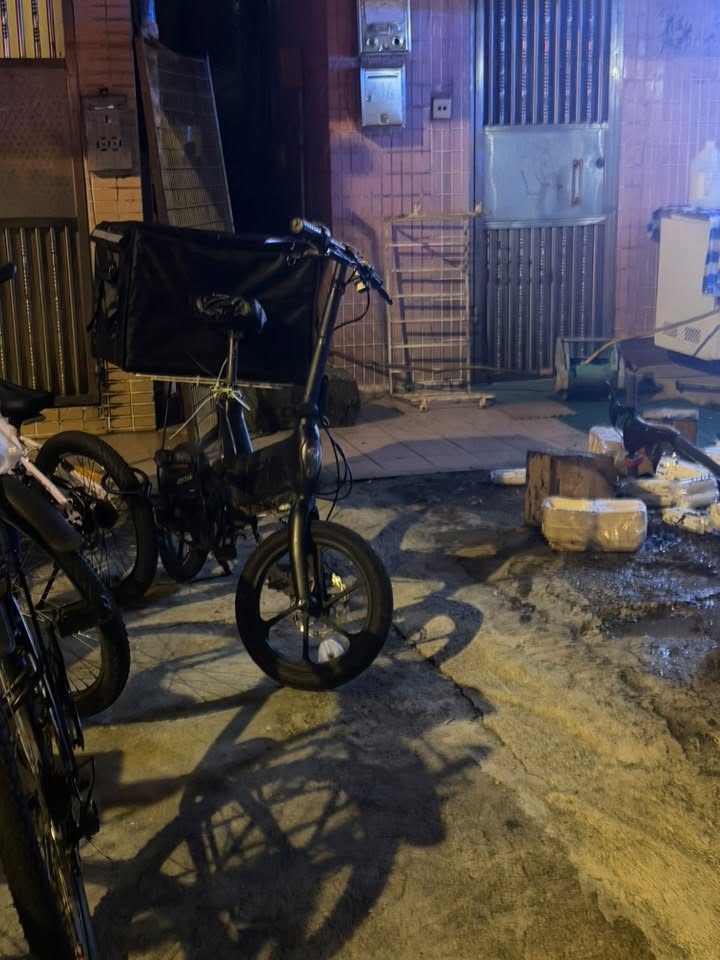 一輛電動滑板車在沒有充電的情況下,電池短路引致火警。網上圖片 一輛電動滑板車在沒有充電的情況下,電池短路引致火警。網上圖片