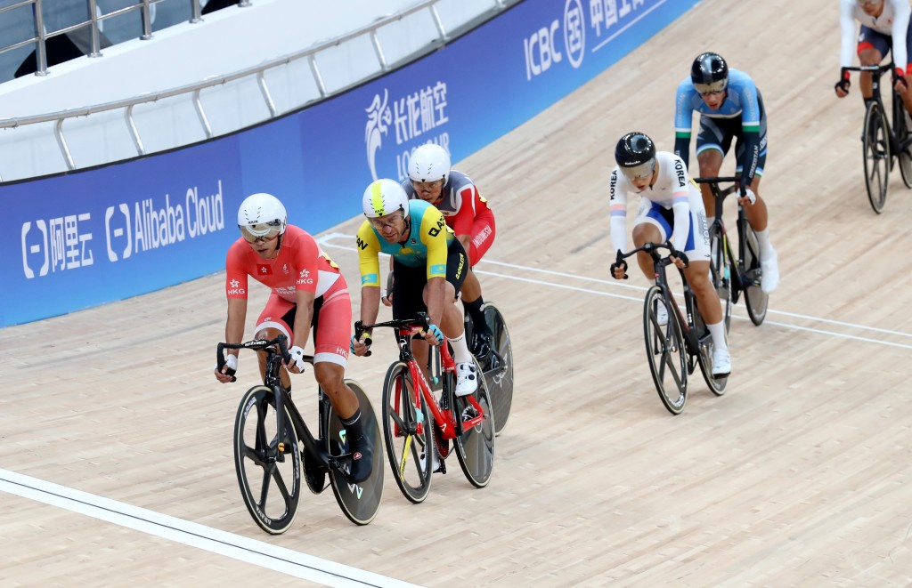 梁嘉儒在场地单车男子全能赛取得银牌。港协暨奥委会图片