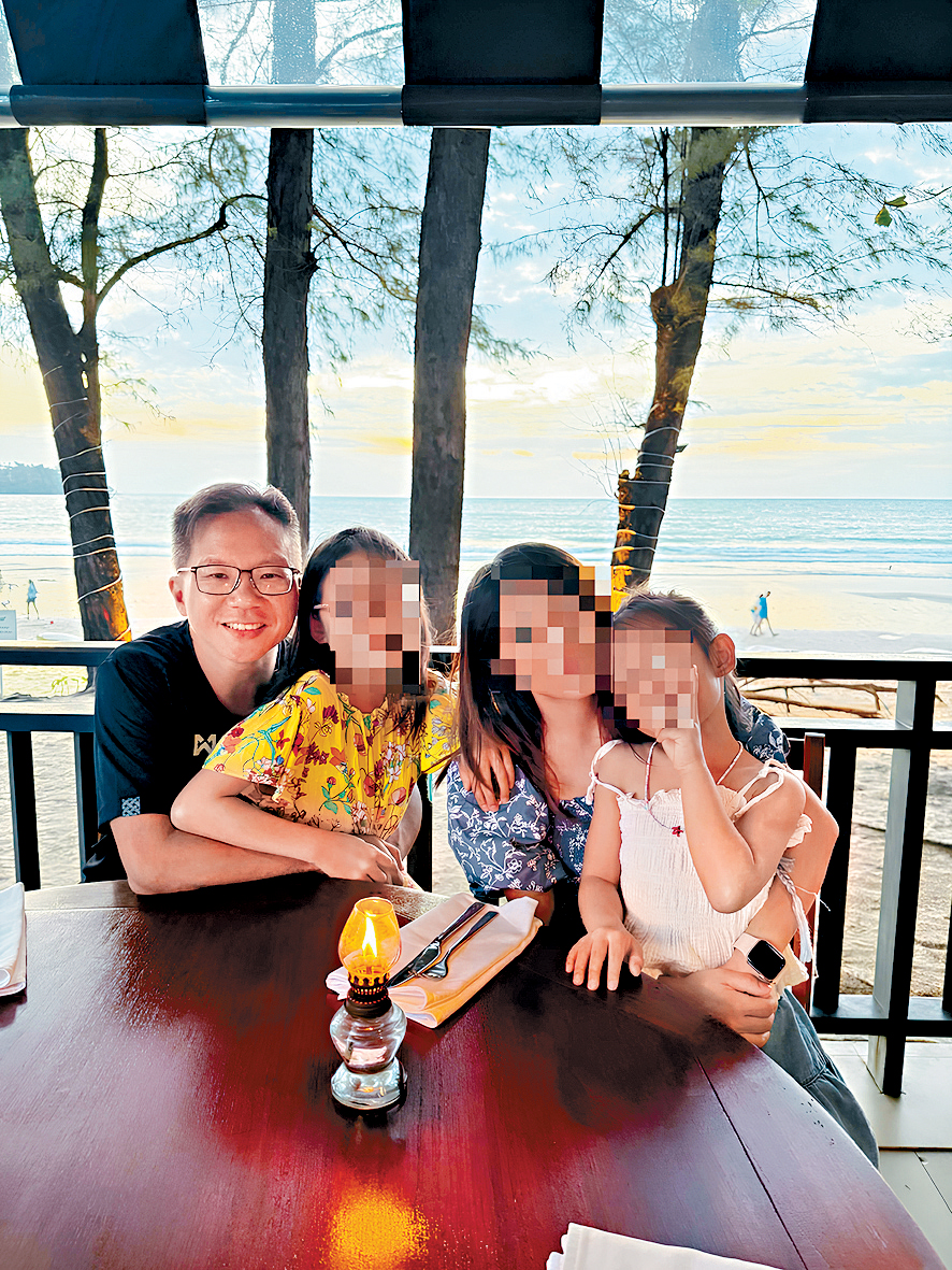 余肇熙（左）與妻子及兩名女兒。