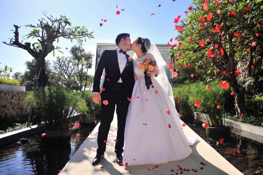 填詞人陳詠謙於2016與太太Angel在峇里島結婚。