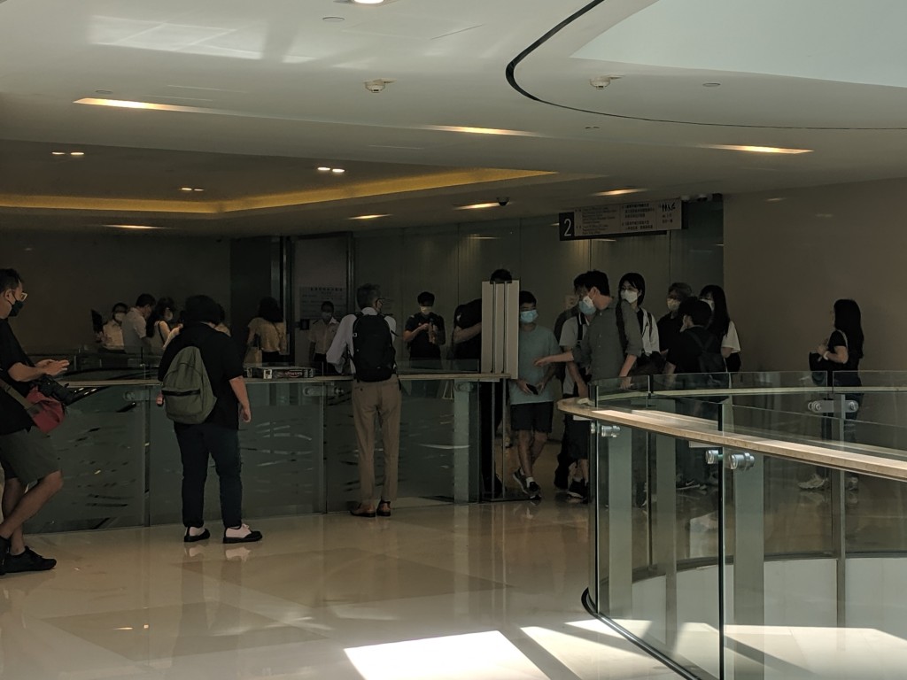 升中放榜當天，大批中學教師在教育局學位分配組外，向學童家長推銷學校。