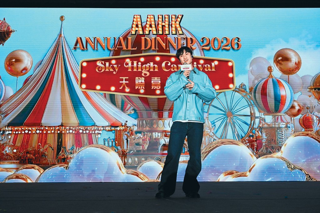 花劍「世一」蔡俊彥為機管局晚宴獻唱，經常出外參賽的他感謝機場職員照顧。