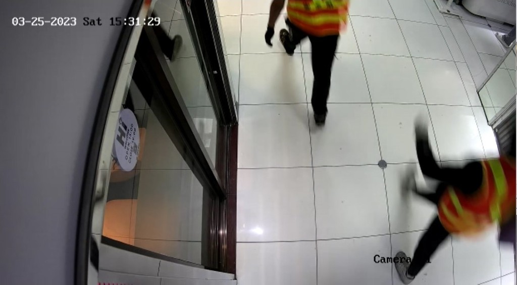 四名匪徒分工明确，两人持利刀威吓，其余两人分持黑色袋及紫色旅行袋专擸贵表。(CCTV截图)