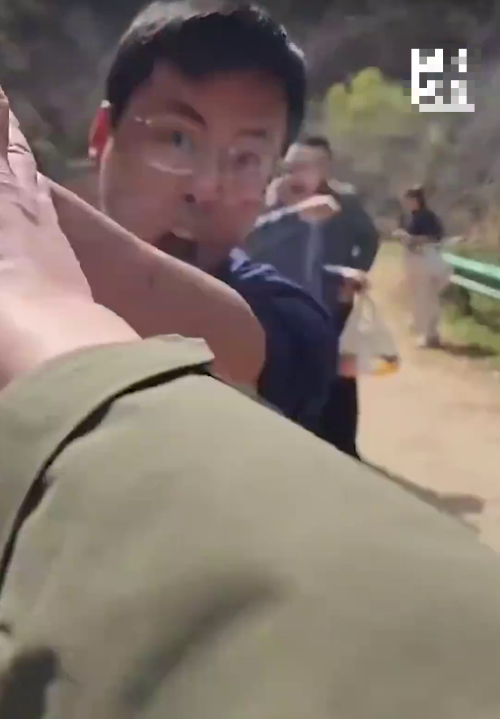 兩惡遊客秦嶺亂拋垃圾推撞義工。