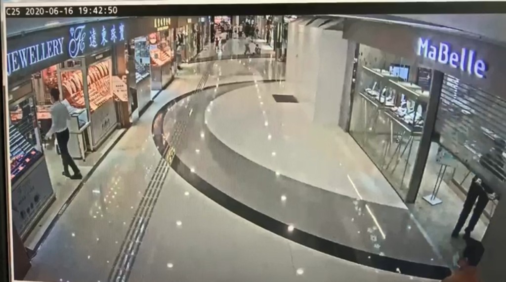 對面的另一間珠寶店隨即落閘。影片截圖