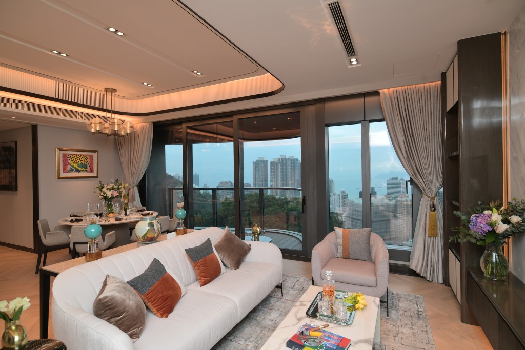 經改動後變成3房雙套間隔，客廳空間更見寬敞闊落，單位更顯明亮。