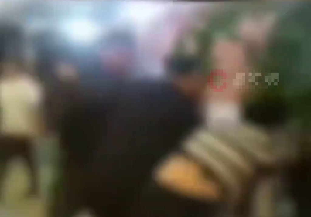 網片顯示,一名女子被2男毆打,雙方發生拉扯。 網片顯示,一名女子被2男毆打,雙方發生拉扯。