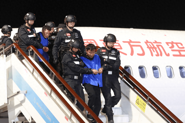 2024年1月30日,云南昆明长水国际机场,魏怀仁被押解下飞机。 2024年1月30日,云南昆明长水国际机场,魏怀仁被押解下飞机。