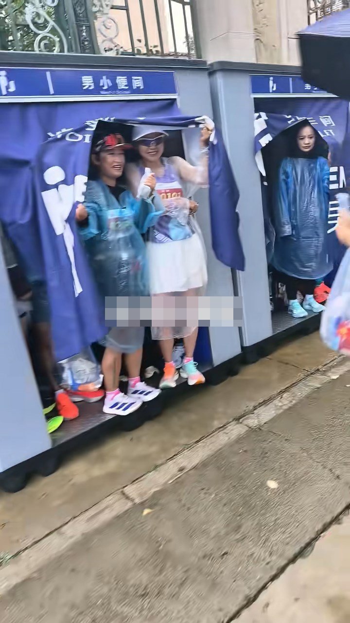 有选手霸占厕所避雨期间，有其他参赛者在路边小便。抖音@张大师