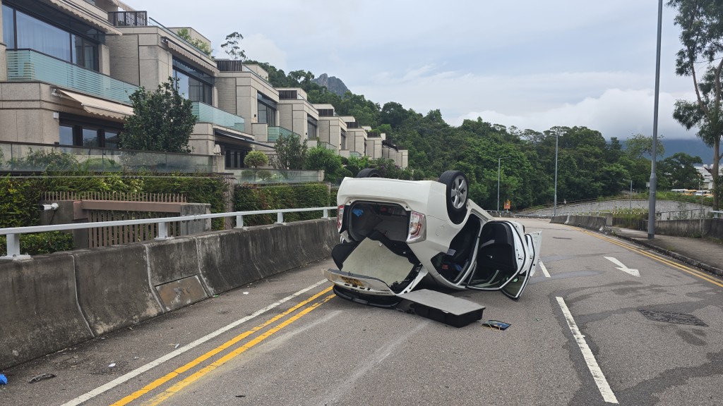 畢架山私家車自炒反肚　男司機輕傷送院。