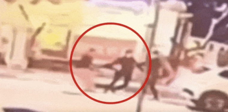 疑犯当街将受害人林某拖上车带走。 泰国星暹公众号 疑犯当街将受害人林某拖上车带走。 泰国星暹公众号