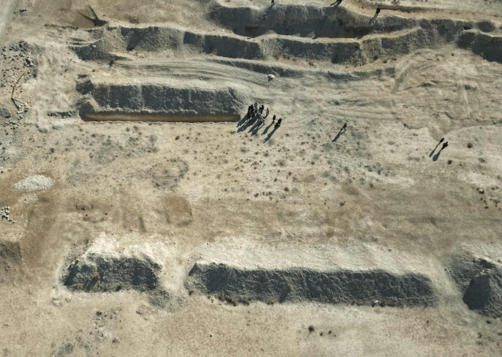 敘利亞緊急工作組(Syrian Emergency Task Force)負責人穆斯塔法(Mouaz Moustafa)接受路透社電話採訪時表示,位於敘利亞首都以北40 公里的古泰法遺址,是他多年來發現的五個亂葬坑之一。路透社 敘利亞緊急工作組(Syrian Emergency Task Force)負責人穆斯塔法(Mouaz Moustafa)接受路透社電話採訪時表示,位於敘利亞首都以北40 公里的古泰法遺址,是他多年來發現的五個亂葬坑之一。路透社