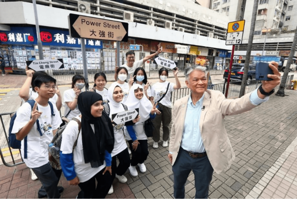 郑祖瀛与年青大使在与港灯发电历史极有渊源的街牌前打卡留念。