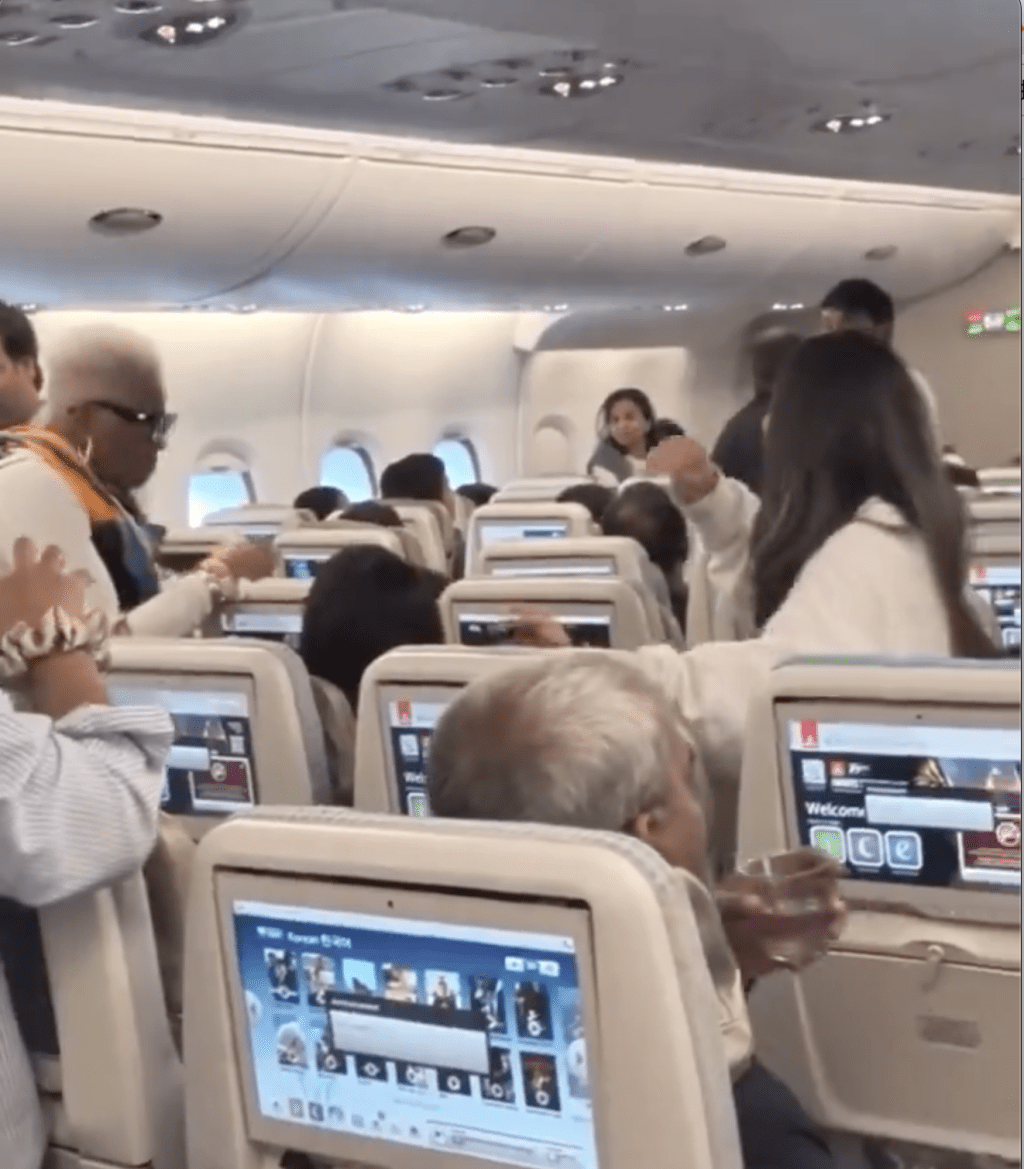三藩市國際機場一班準備飛往印度的阿聯酋航空客機上，有乘客要求落機。X @URScrewed 片段截圖