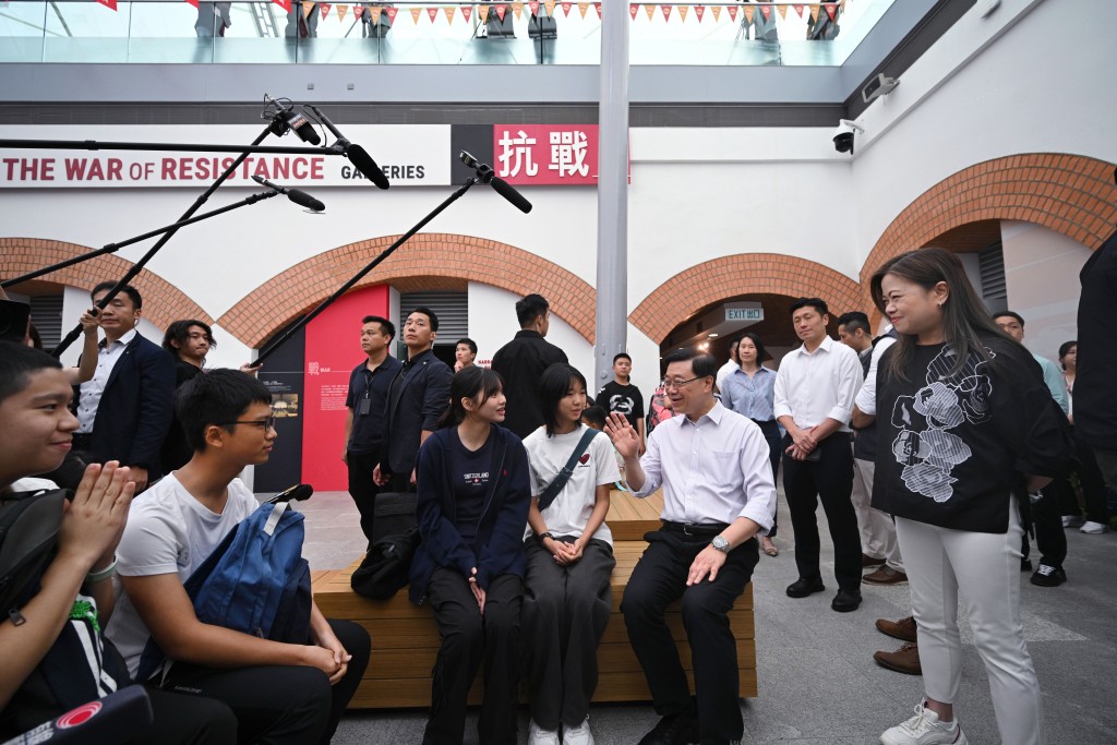 行政長官李家超落區,到訪香港抗戰及海防博物館。蘇正謙攝 行政長官李家超落區,到訪香港抗戰及海防博物館。蘇正謙攝