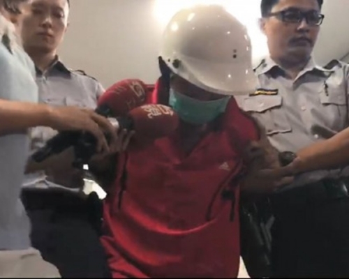 王男被拘捕時神情恍惚。