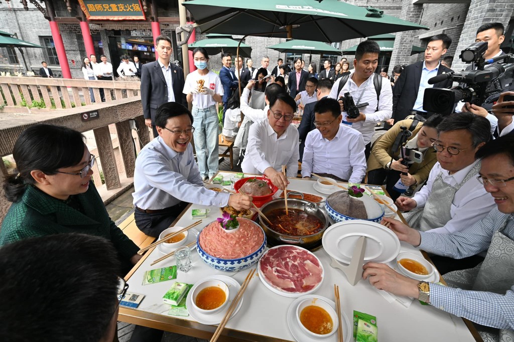 李家超中午与重庆市副市长张国智到磁器口历史街区的一家火锅店，品尝重庆麻辣火锅。陈国基FB