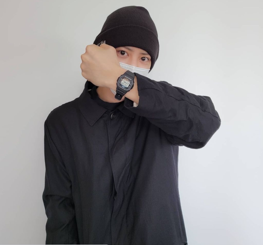 燦烈戴上隊友D.O.的手錶去當兵。