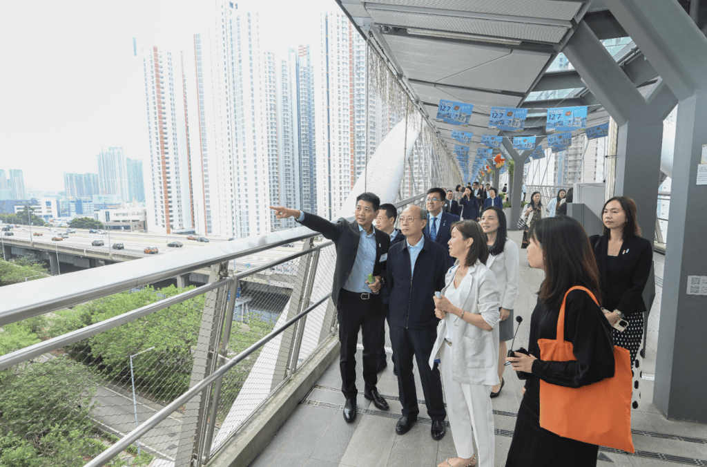 與會者參觀海達邨，實地參觀公營房屋發展項目。