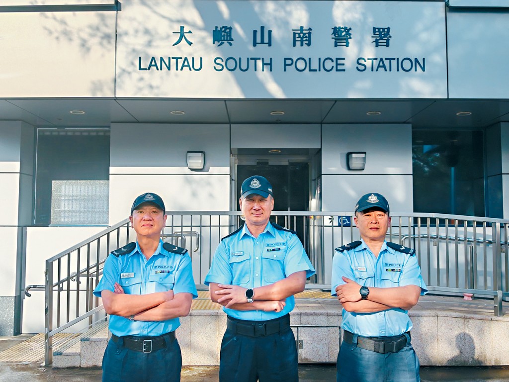 一名患精神疾病的男子在大嶼山失蹤，警長楊啟光(中)、高級警員林波(左)和王顯勝(右)連日搜救，最終在大澳附近尋回危在旦夕的失蹤男子。