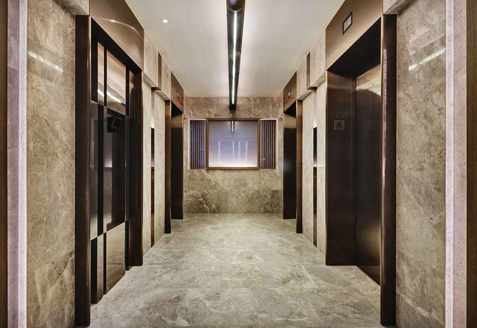 不少公用地方如走廊或大厦大堂会选用高级天然石材作地台饰面，虽是美观，但如没特殊防滑处理，地面湿滑时便容易令人滑倒，也是一种安全问题。