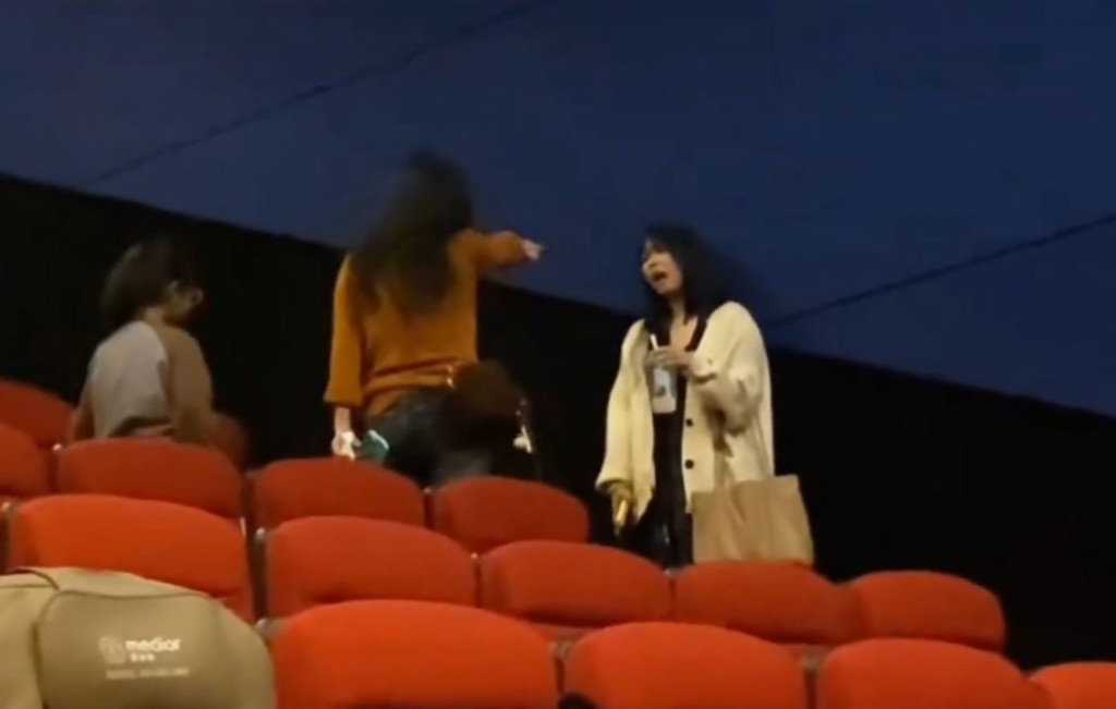白衣少女電影院座位被佔，反遭對方（紅衣）指罵「沒社會地位出來幹嗎？」微博＠二七塔日記