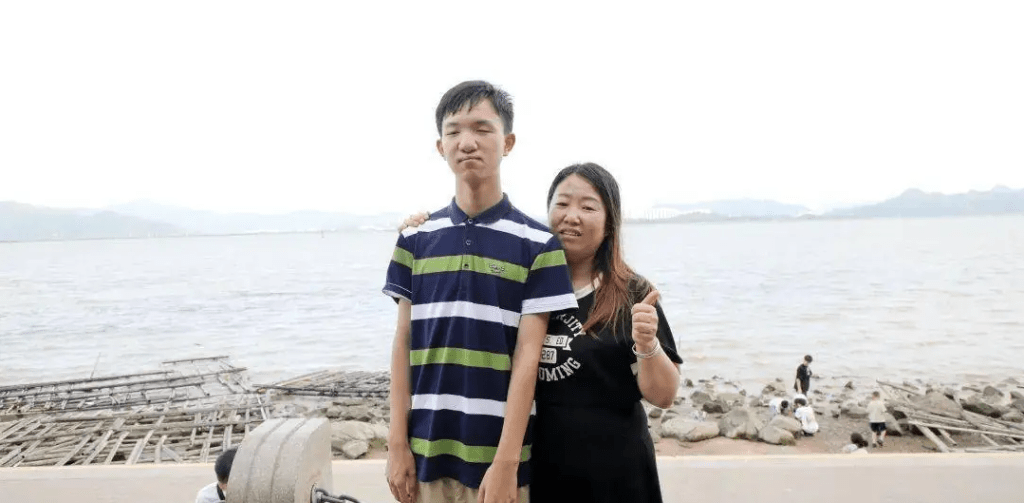 挖眼案受害男孩郭斌生活照。 挖眼案受害男孩郭斌生活照。